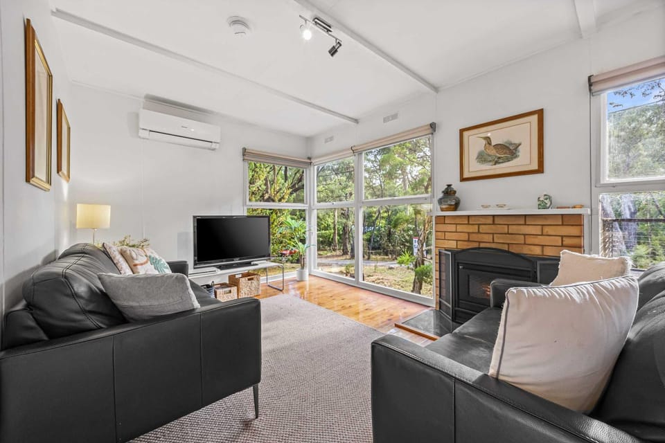 Natural landscape, TV and multimedia, Living room, Seating area, Animals, Garden view, air conditioner