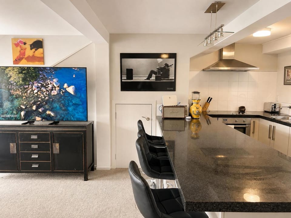 Stylish Lakeside Apartment - Sleeps 4 - Lake & Pool views Apartment in Taupo