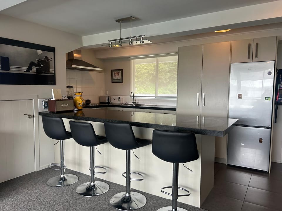 Stylish Lakeside Apartment - Sleeps 4 - Lake & Pool views Apartment in Taupo