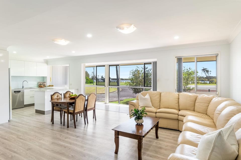 Kitchen or kitchenette, Living room, Seating area, Dining area