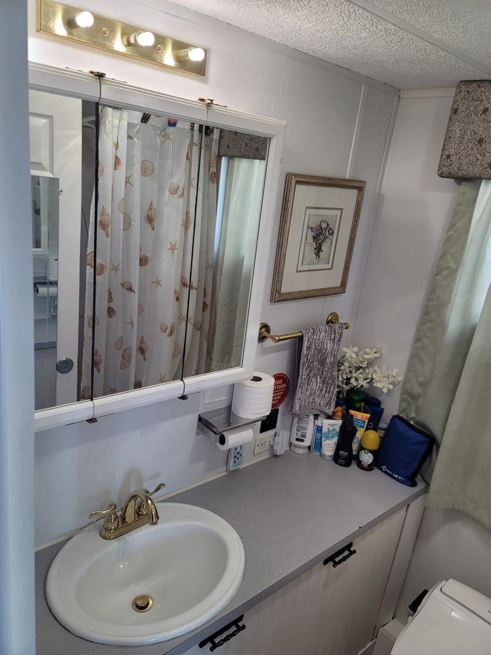 Comfortable Houseboat located in DC area with free parking Docked boat in Arlington