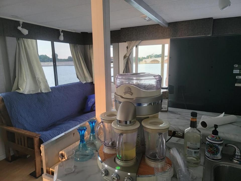 Comfortable Houseboat located in DC area with free parking Docked boat in Arlington
