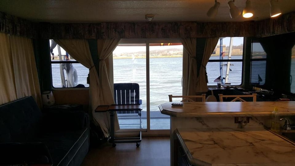 Comfortable Houseboat located in DC area with free parking Docked boat in Arlington