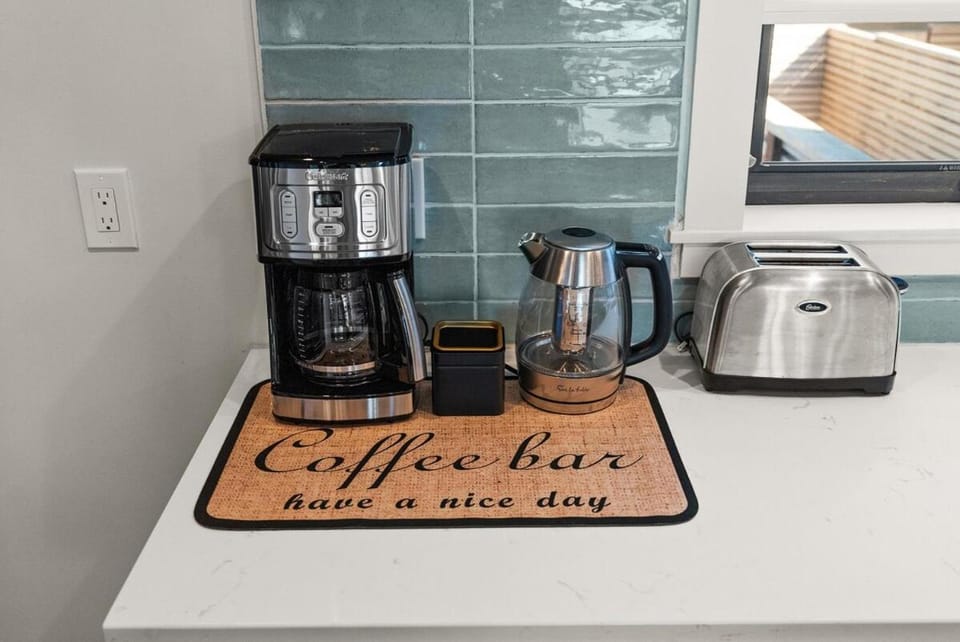 Coffee/tea facilities, toaster