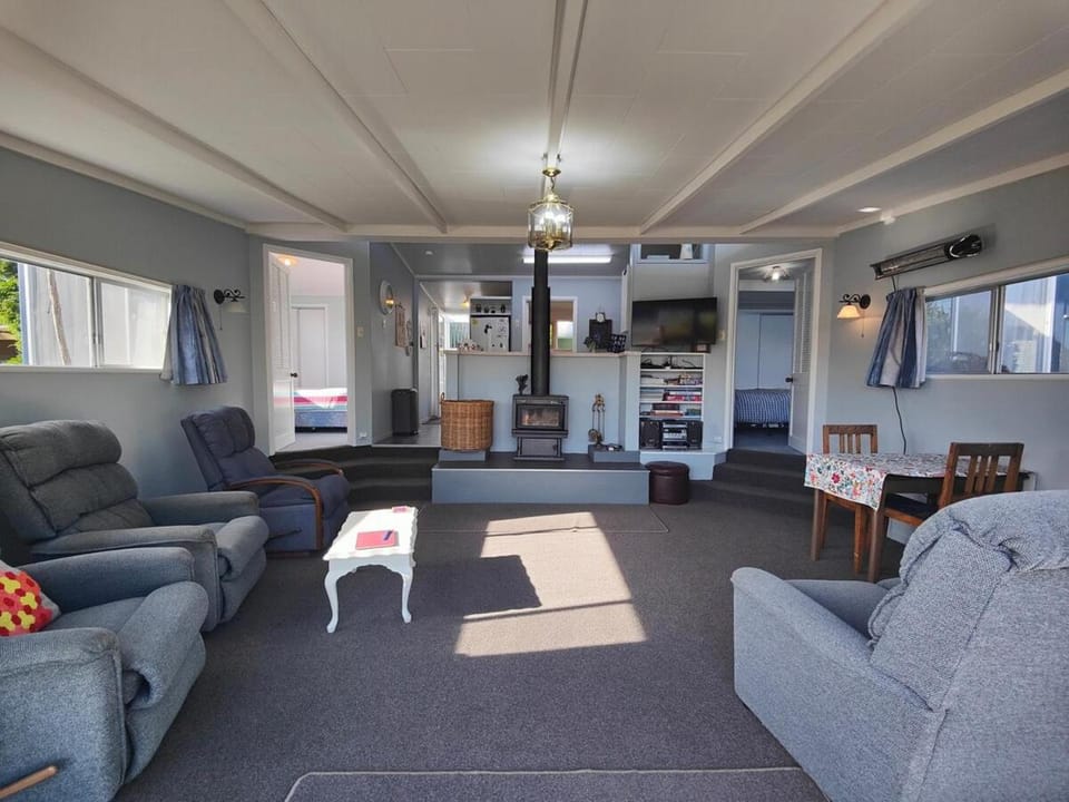 Blue Bach in the Loop House in Te Anau