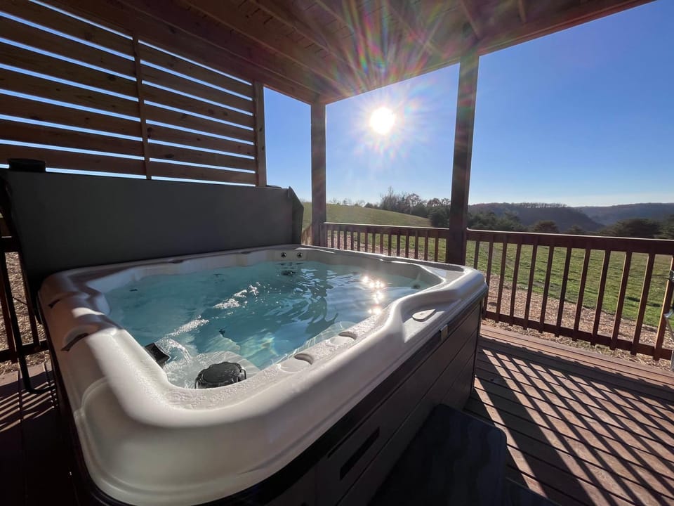 Sunset Ridge- Natural Bridge Sunset View Hot Tub House in Kentucky
