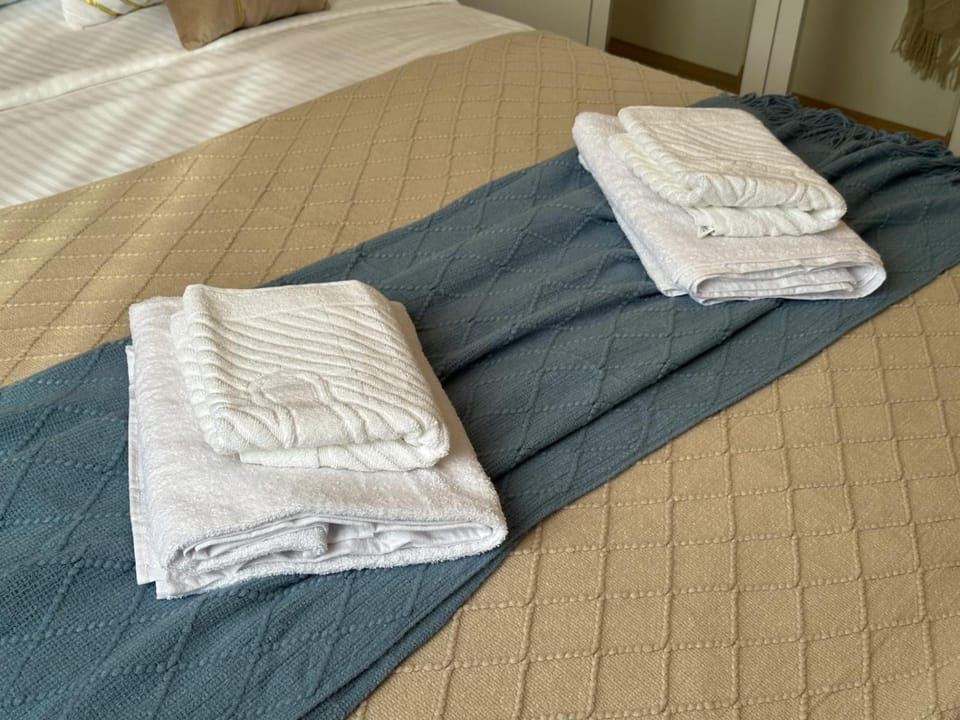 Bed, Bedroom, towels
