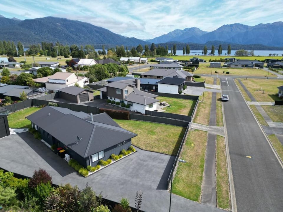 Southern Peaks Panorama House in Te Anau