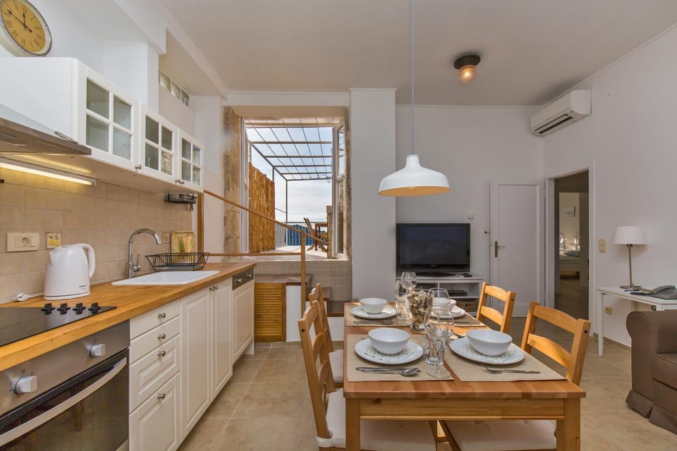 TV and multimedia, Balcony/Terrace, Kitchen or kitchenette, Living room, Dining area