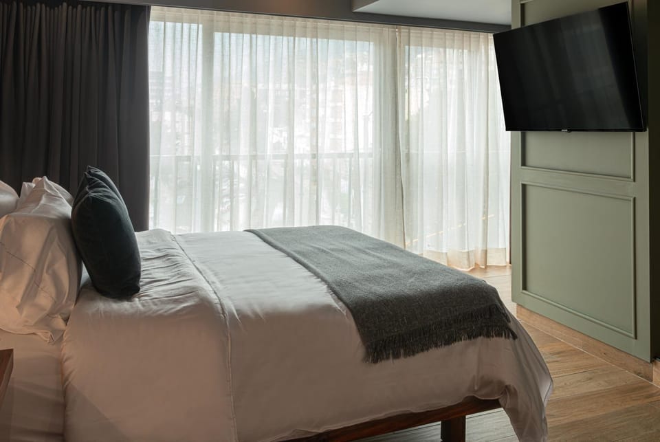 Bed, TV and multimedia, Bedroom, City view