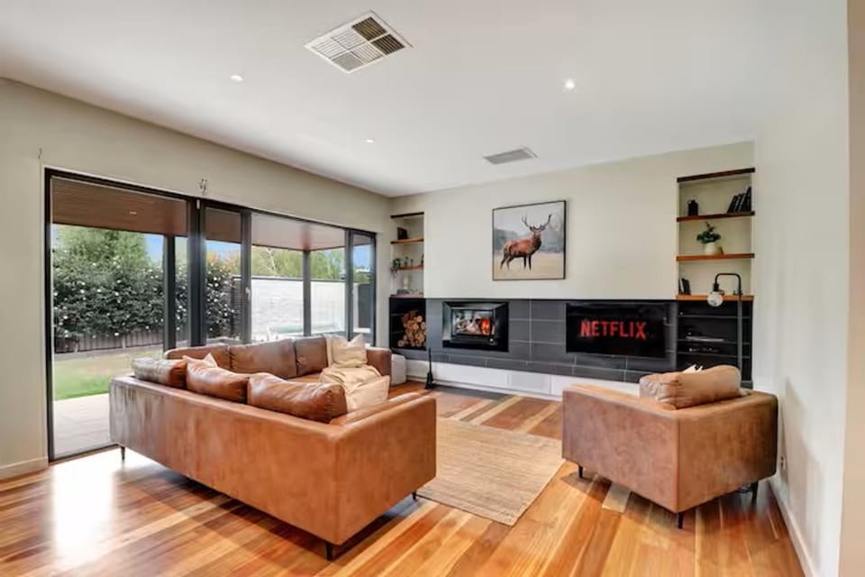 TV and multimedia, Living room, Seating area, fireplace