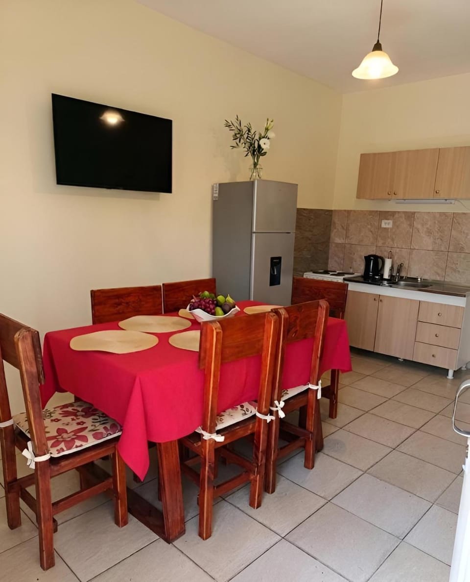 Communal lounge/ TV room, TV and multimedia, Kitchen or kitchenette, Living room, Seating area, Dining area, Evening entertainment, oven, pet friendly, stove