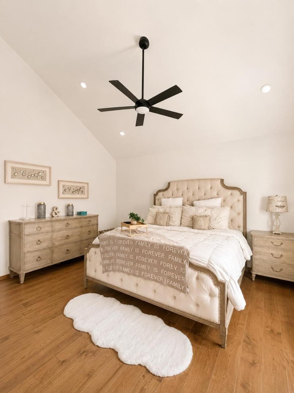 Casa Blanca Luxury Spa Suite with fireplace, Disc Golf, 5 beds House in Tulsa