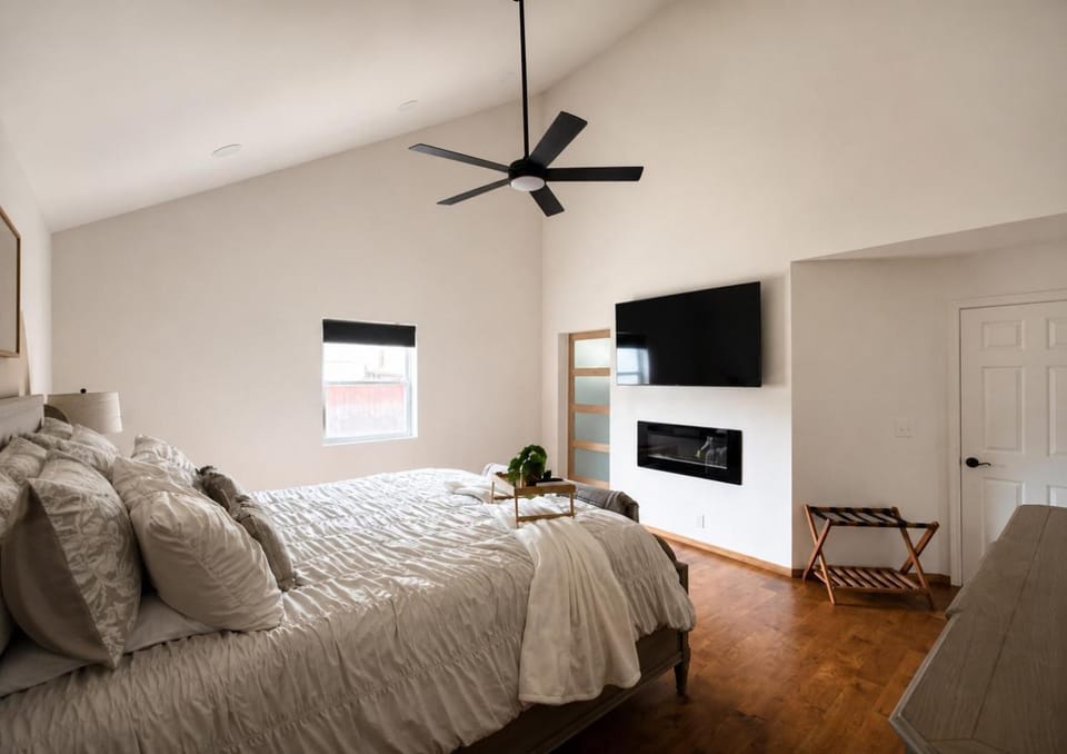 Casa Blanca Luxury Spa Suite with fireplace, Disc Golf, 5 beds House in Tulsa