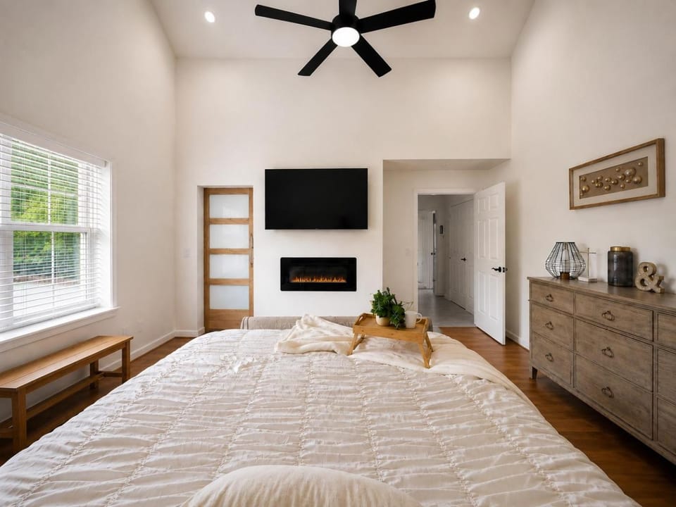 Casa Blanca Luxury Spa Suite with fireplace, Disc Golf, 5 beds House in Tulsa