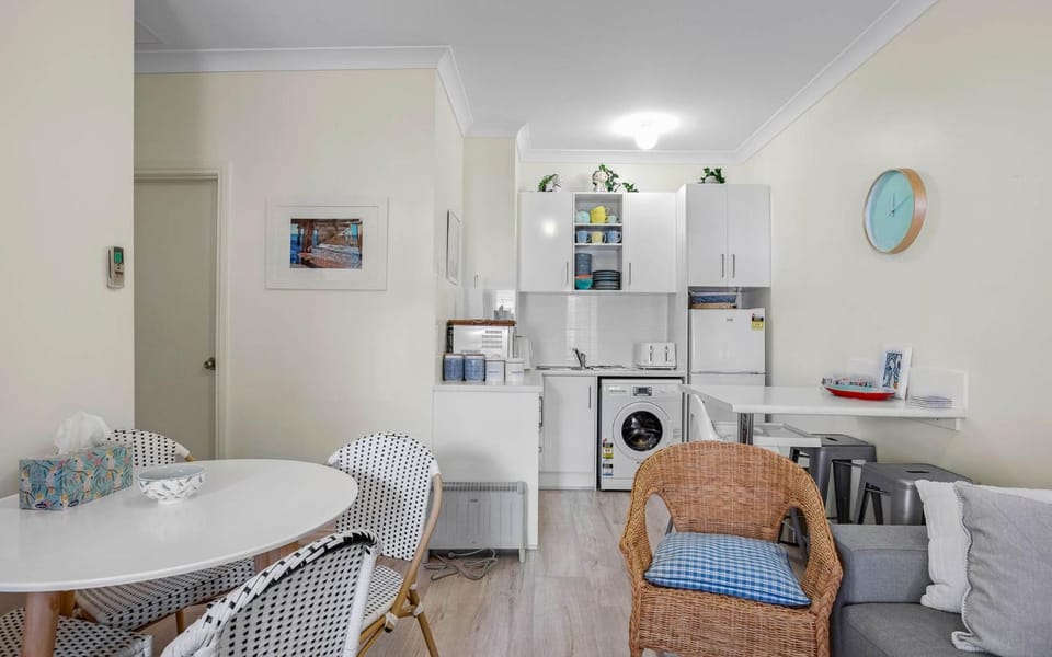 Kitchen or kitchenette, Dining area, washing machine