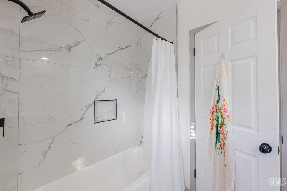 Luxury Stay Near Downtown Bakersfield Villa in Bakersfield