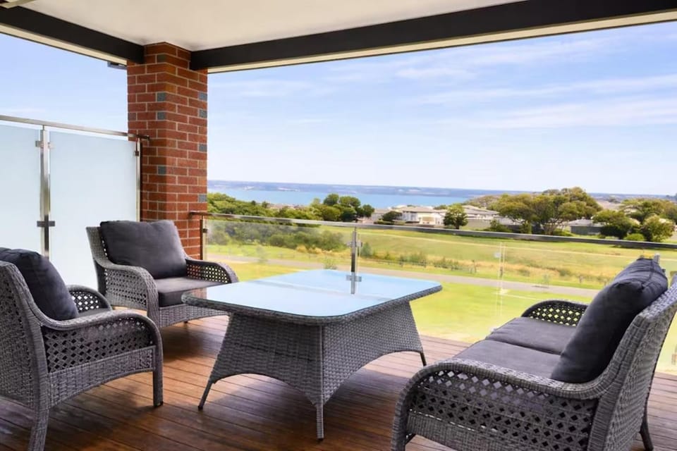 View (from property/room), Balcony/Terrace, Seating area