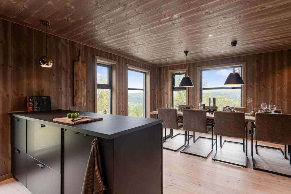 Kitchen or kitchenette, Dining area
