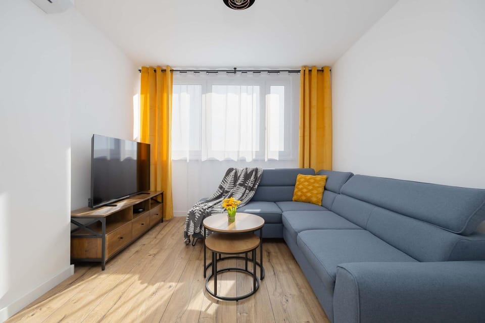 TV and multimedia, Living room, Seating area, Evening entertainment