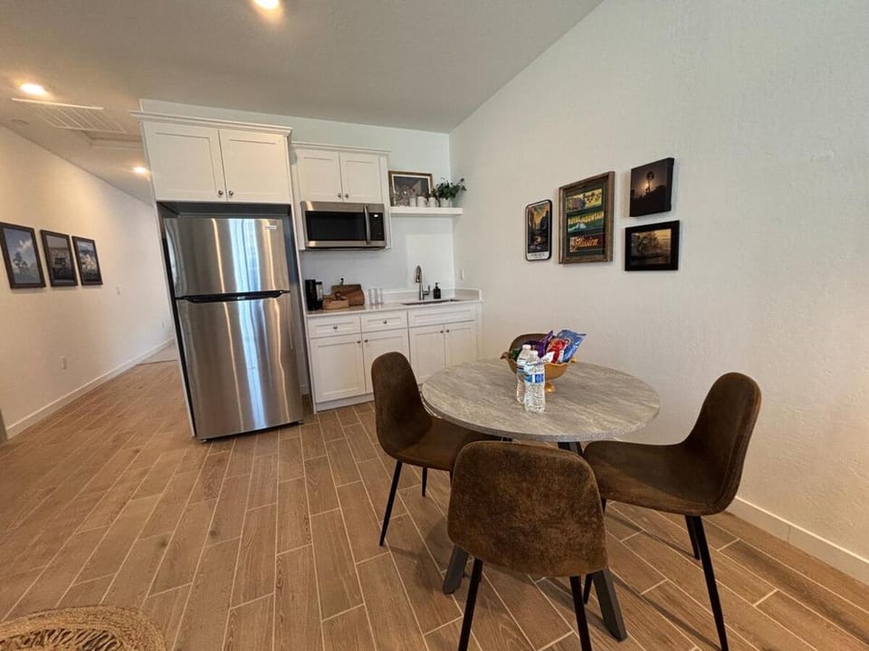Modern Guest Suite with Living Room and King Bed Apartment in Visalia