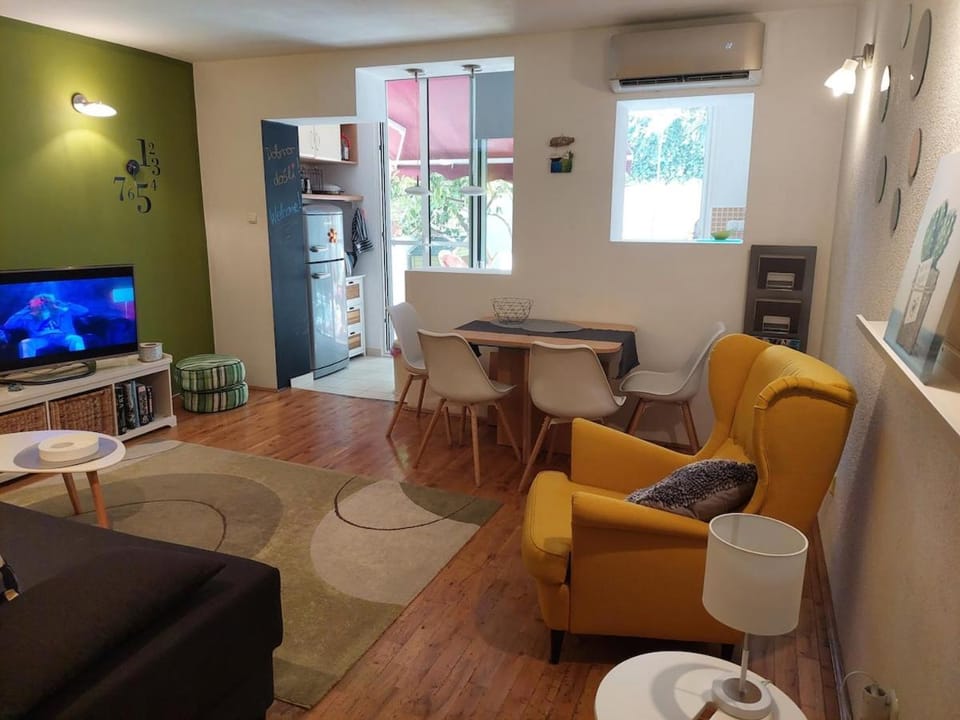 Apartment Issa -1min from the beach,free parking Apartment in Split-Dalmatia County