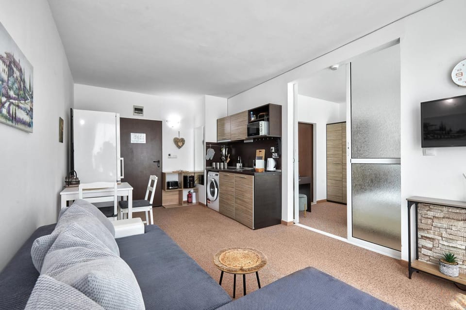 TV and multimedia, Kitchen or kitchenette, Living room, Seating area, oven