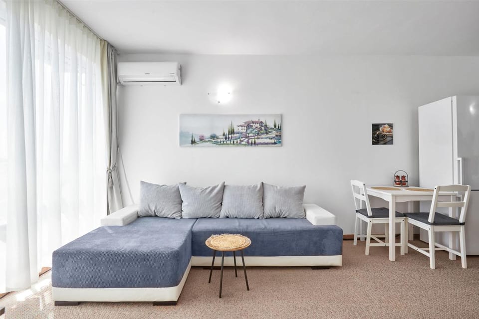 Living room, Seating area, Dining area, air conditioner