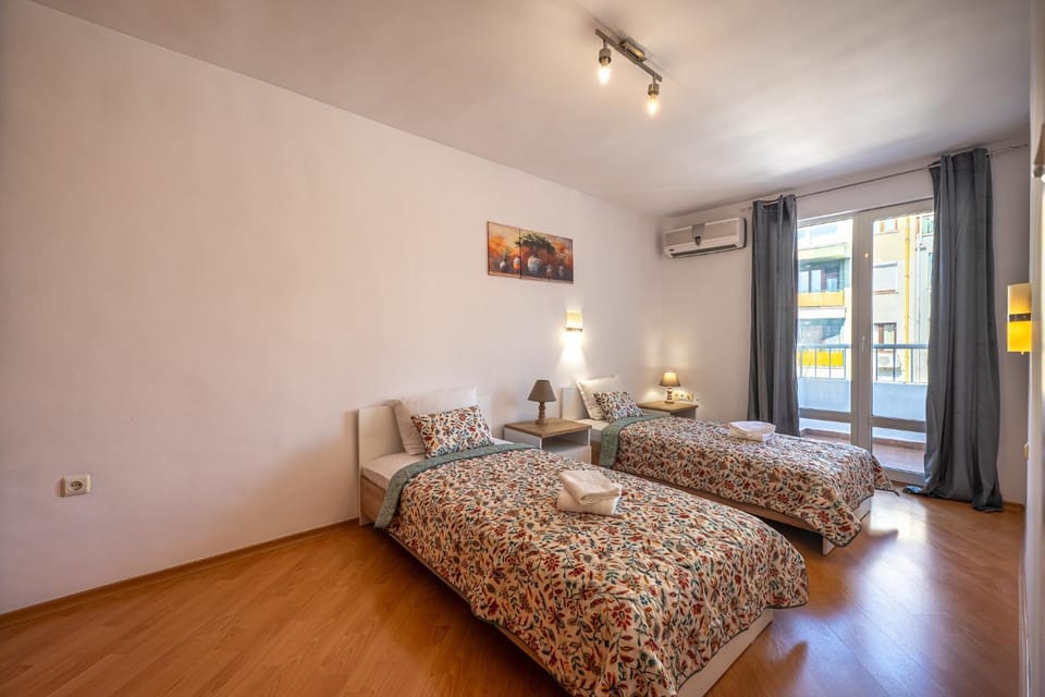 Bed, Bedroom, towels, air conditioner