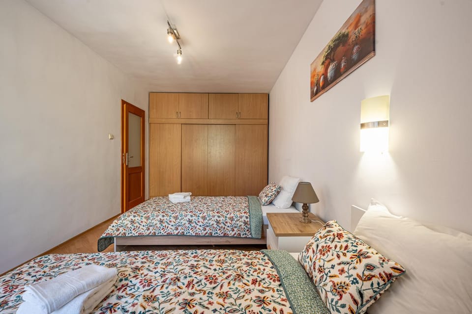 Bed, Bedroom, towels, wardrobe