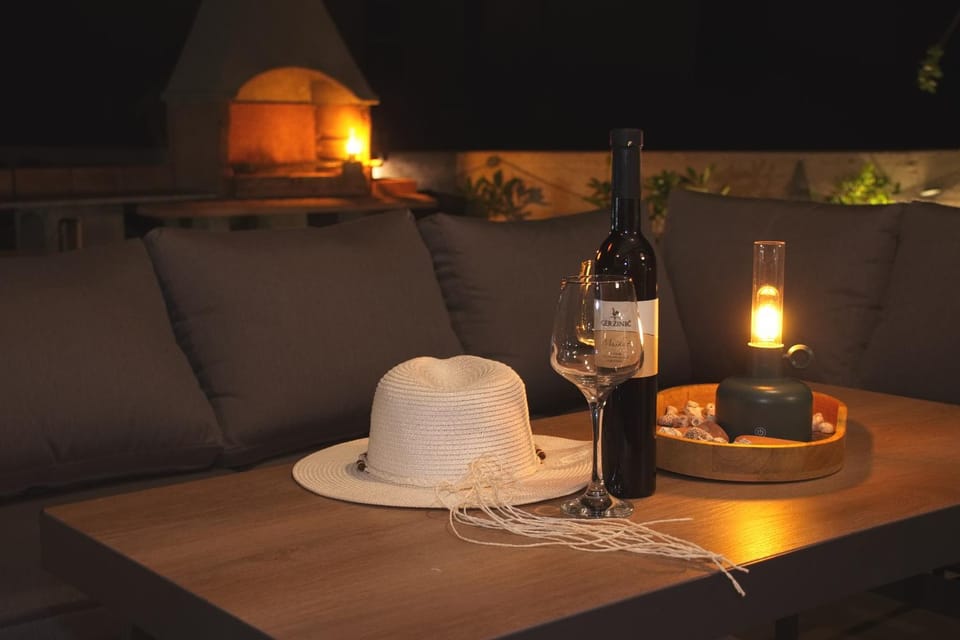 Night, Seating area