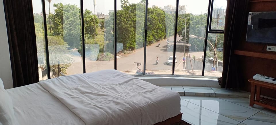 Bed, TV and multimedia, View (from property/room), Photo of the whole room, Bedroom