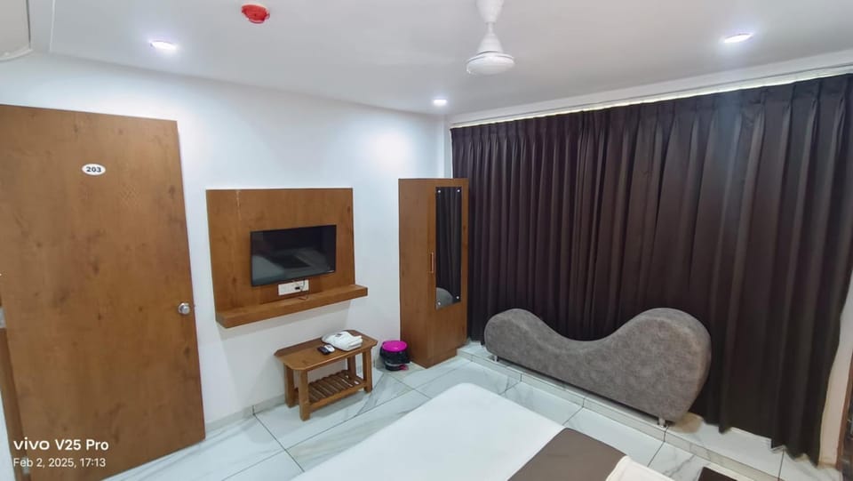 Bed, TV and multimedia, Photo of the whole room, Bedroom