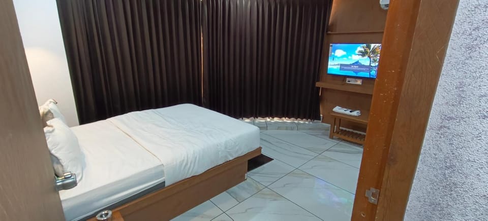 Bed, TV and multimedia, Photo of the whole room, Bedroom