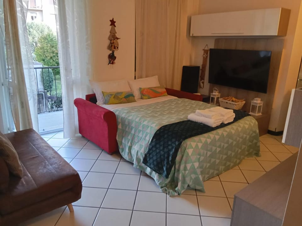 Bed, TV and multimedia, Living room, Photo of the whole room