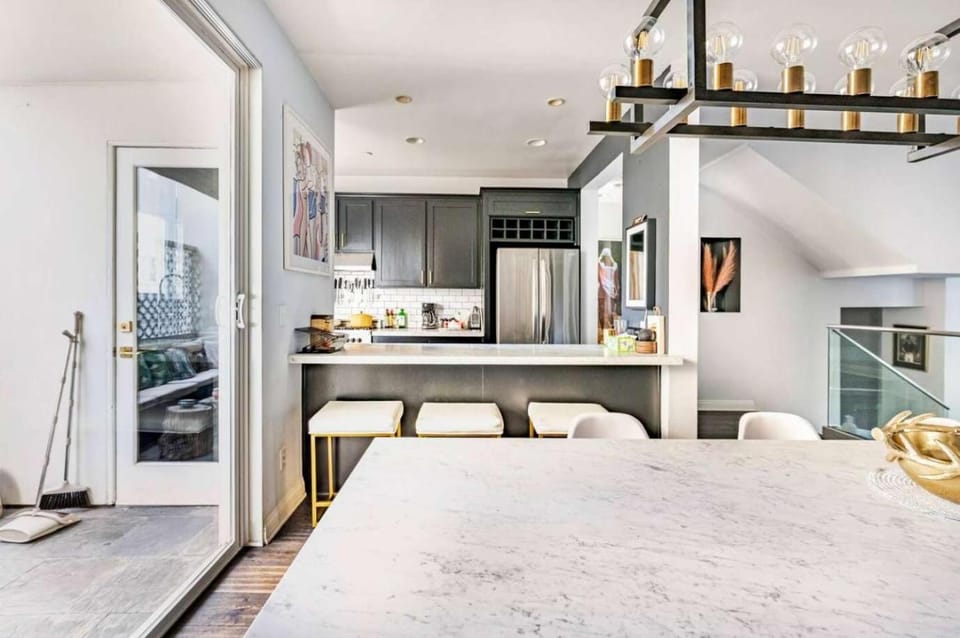 Luxurious West Hollywood Oasis with Rooftop Deck Apartment in West Hollywood