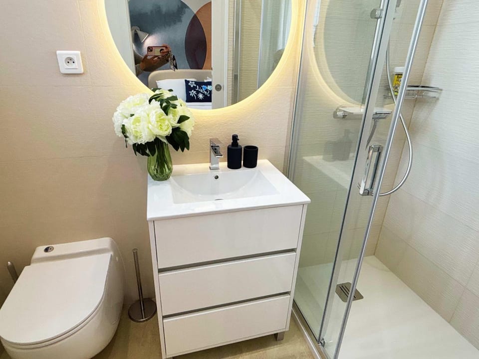 Shower, Toilet, Bathroom, towels