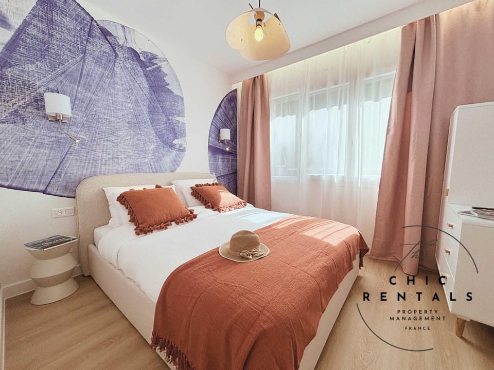 Bed, Bedroom, towels, air conditioner