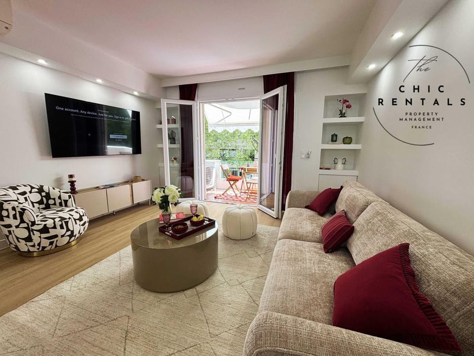 TV and multimedia, Living room, Seating area, Evening entertainment