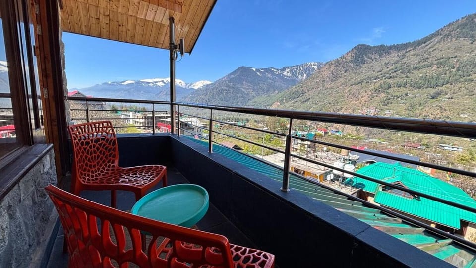 Romantic loft with mountain view in manali Chalet in Himachal Pradesh