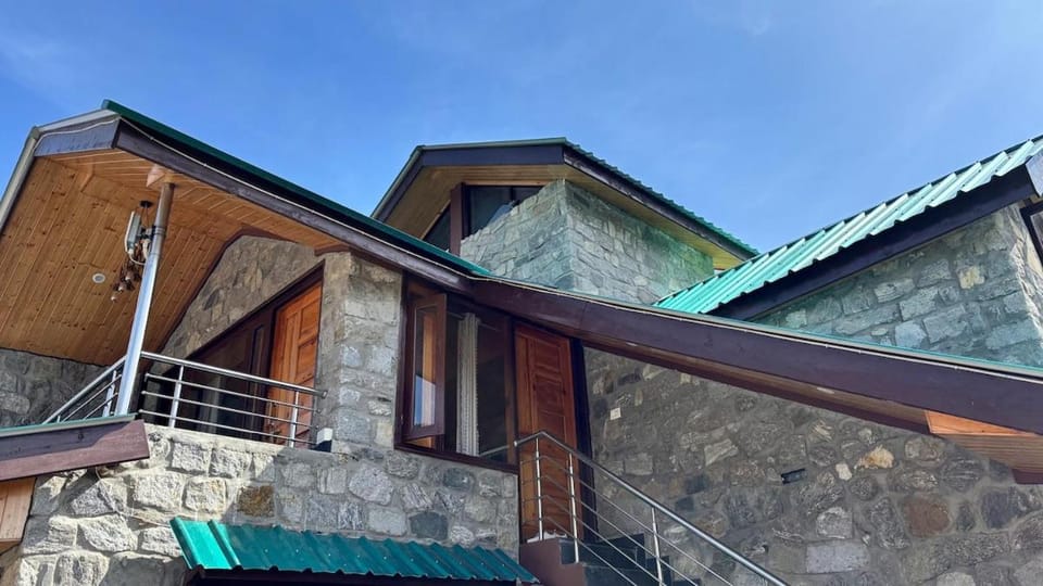Romantic loft with mountain view in manali Chalet in Himachal Pradesh