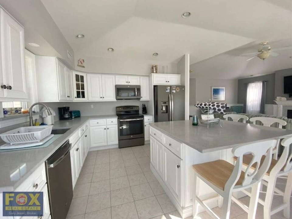 Kitchen or kitchenette, dishwasher, oven
