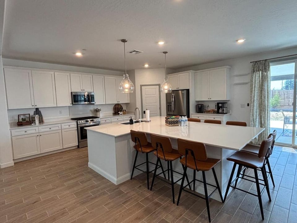 Spacious New 3BR EV Charger 40 min to Sequoia House in Visalia
