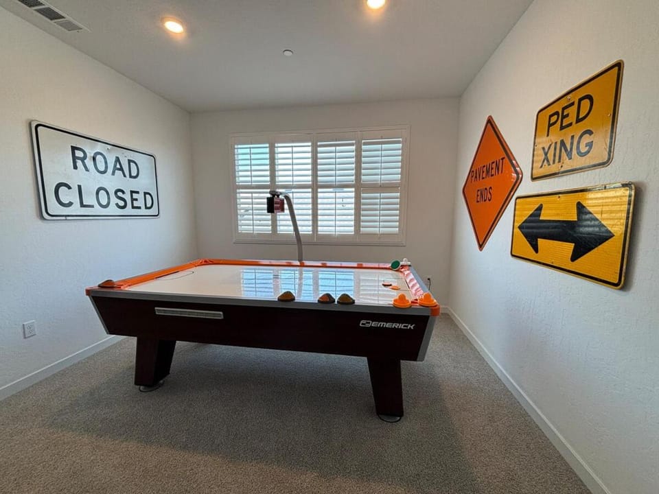 Spacious New 3BR EV Charger 40 min to Sequoia House in Visalia