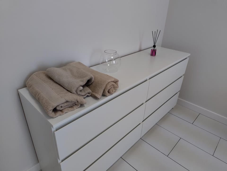 Bedroom, towels