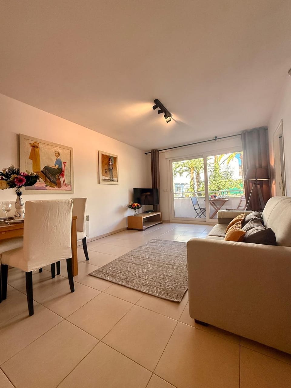 TV and multimedia, Balcony/Terrace, Living room, Seating area, Dining area, Meals