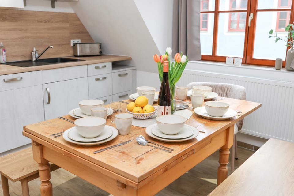 Coffee/tea facilities, Kitchen or kitchenette, Dining area, stove, toaster