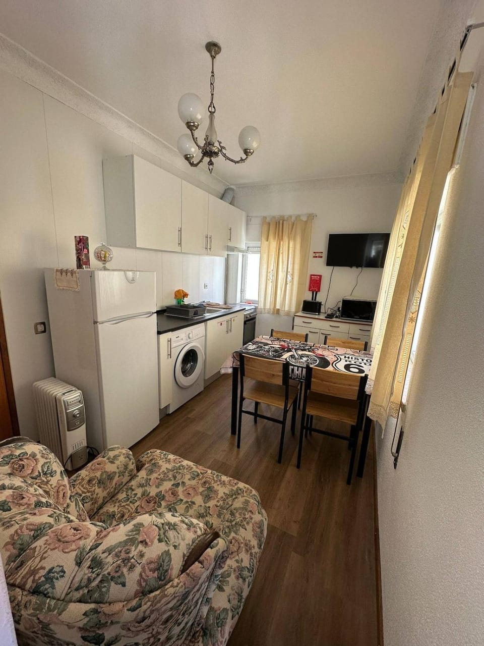 TV and multimedia, Kitchen or kitchenette, Dining area, oven, stove