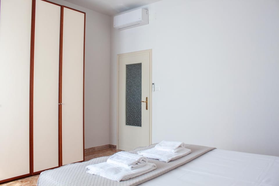 Bedroom, air conditioner