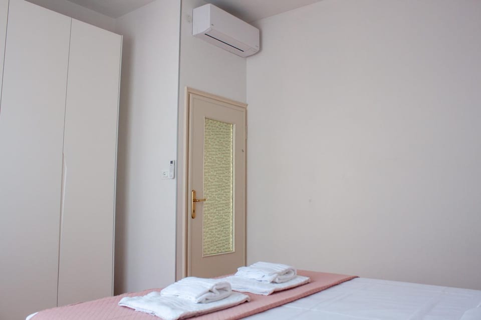Bedroom, air conditioner